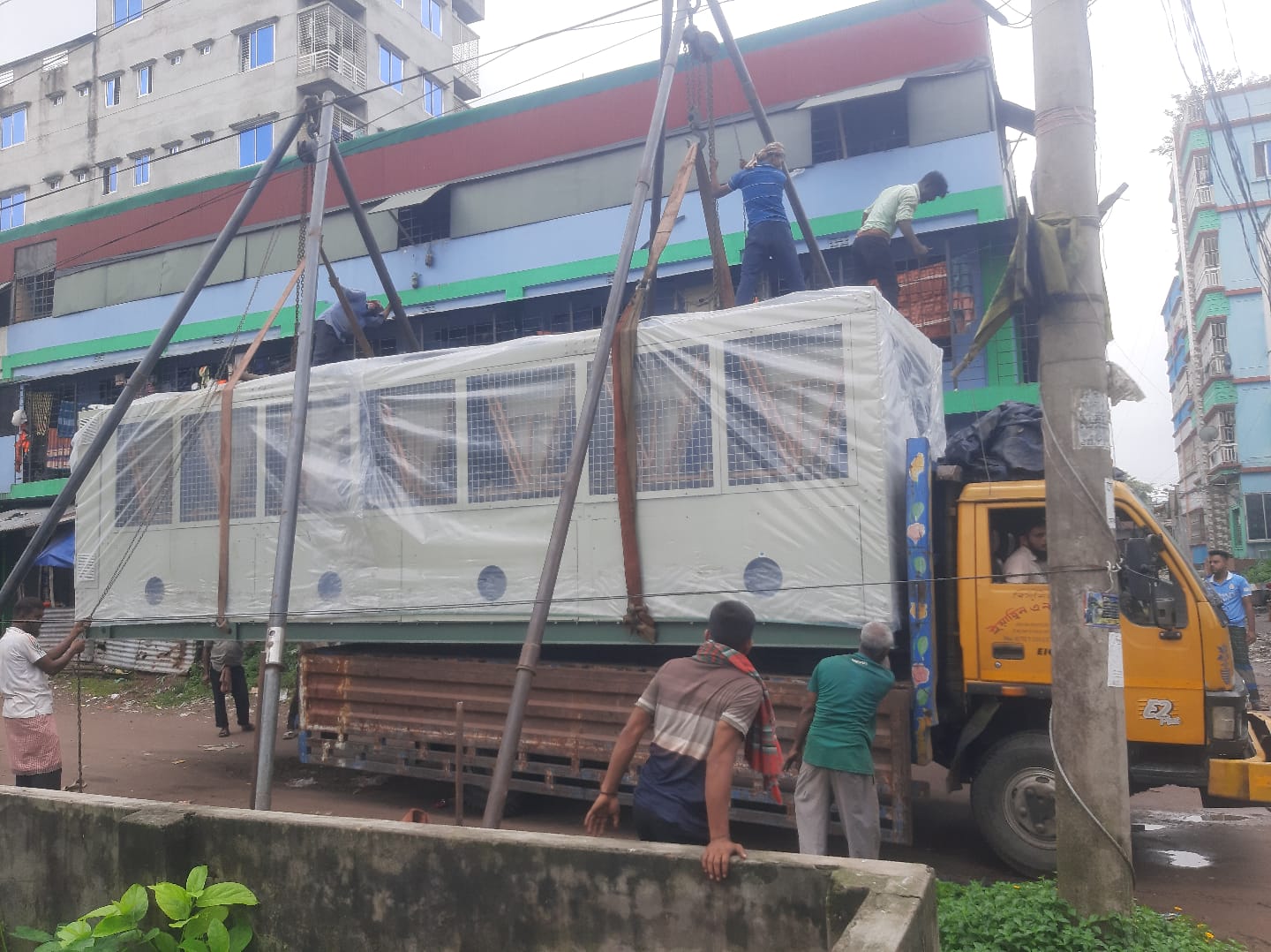 200 TR air-cooled chiller arriving for the Lab One Hospital project